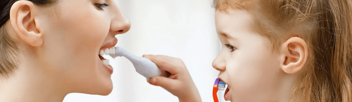 ребенка нужно учить чистить зубы