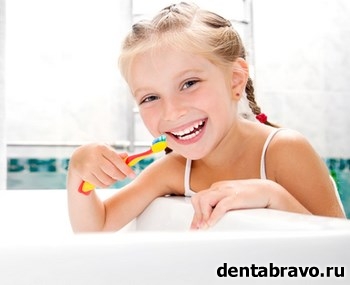 С какого возраста ребенка нужно учить чистить зубы